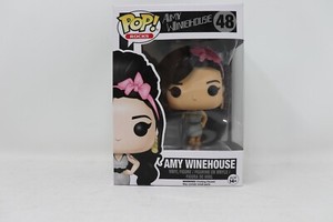 Includes POP Protector #48 Amy Winehouse Rare /& Vaulted Funko POP Rocks