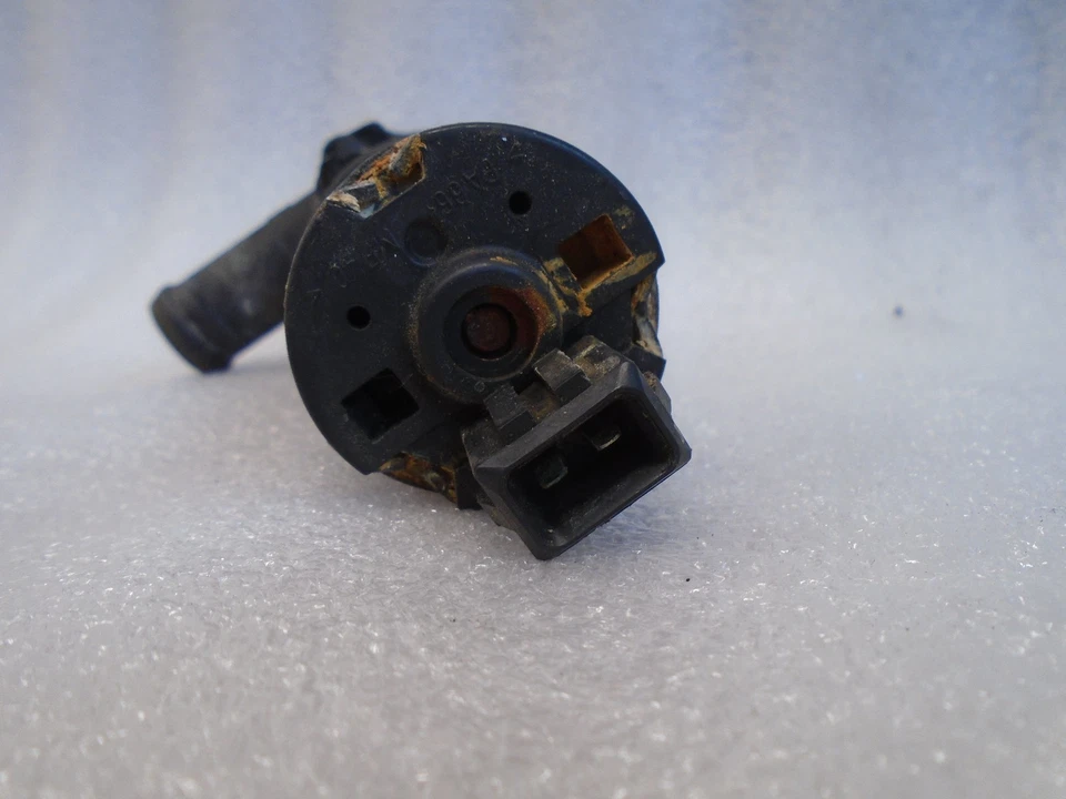 1998-2005 VOLKSWAGEN BEETLE AUXILIARY WATER COOLANT PUMP OEM DK70311 - Imagem 2 de 4