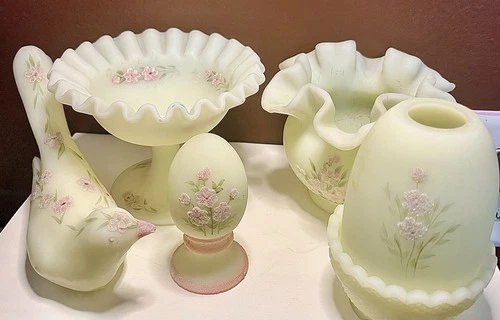 New ListingVtg Fenton Custard Glass 5pc Lot Hand Painted Signed Uranium Glow Bird Egg Vase
