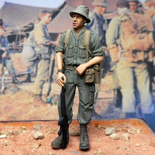 1/35 Scale Resin WWII Soldier w/ SMG & Backpack Field Troops Military Figure
