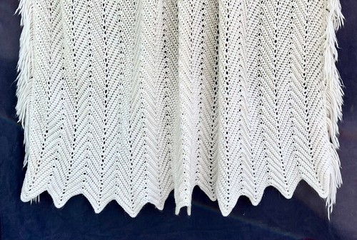 Homemade Cream Crocheted Chevron Blanket 46” by 72” Vtg Fringe Scalloped Edges - Foto 9 di 12