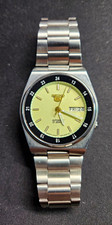 Seiko 5 Men's Automatic Watch 21 Jewels Day/Date Gold Dial Black Bezel