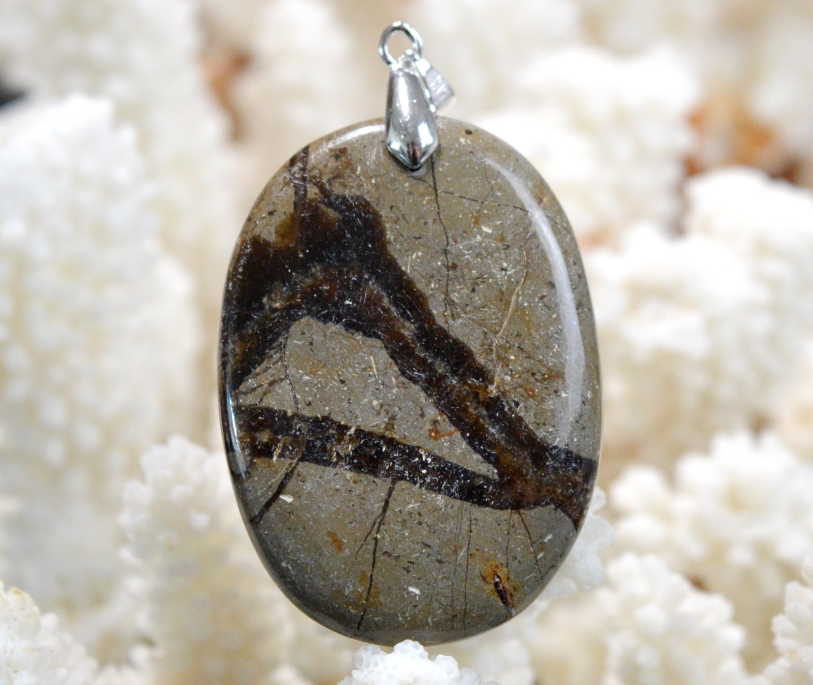 Pendentif Septaria 91 carats : Évitez les copies avec ce cabochon naturel de Madagascar GB57