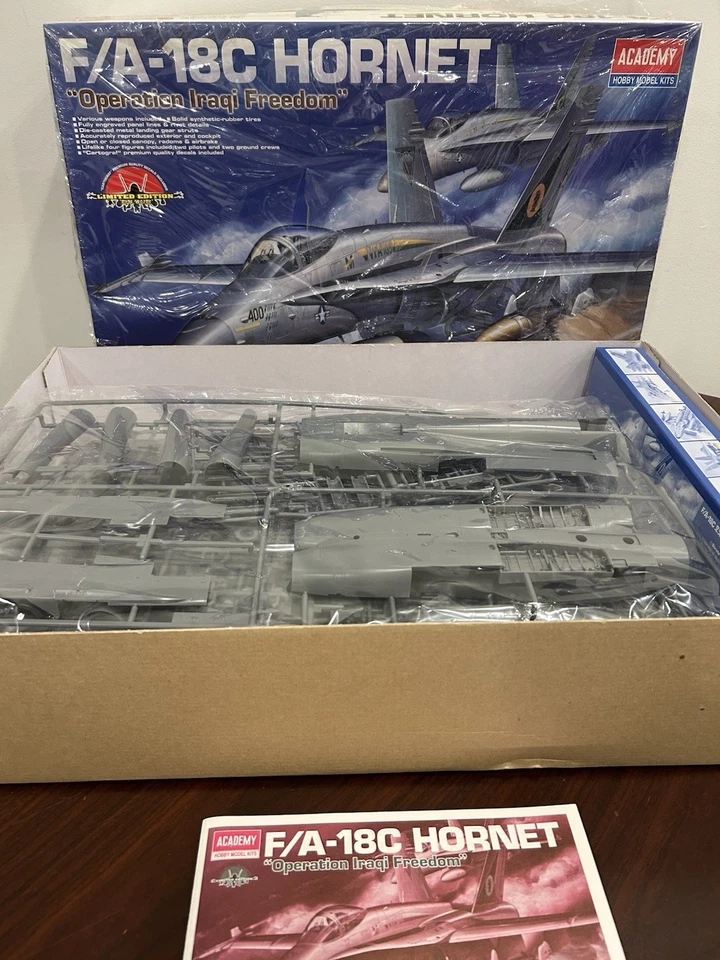 Kit Academy F/A-18C Hornet escala 1:32 #12102 piezas embolsadas de fábrica Foto 3 de 3