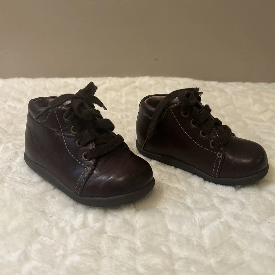 Zapatos de cuero marrón Stride Rite para niños pequeños Elliott en chocolate talla 4M Foto 3 de 4