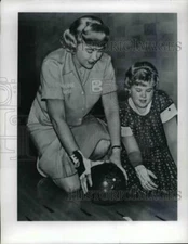 Press Photo La Verne and Cathy carter going through ball positio