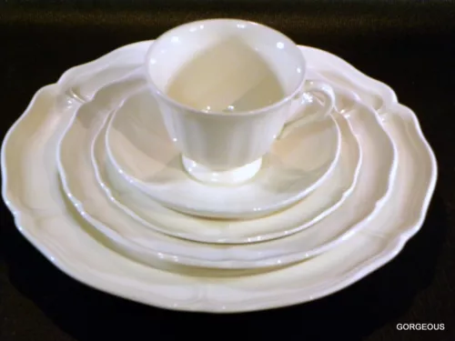 FABULOUS 5 PIECE PLACE SETTING of  QUEENS SHAPE  pattern by WEDGWOOD ~ ENGLAND