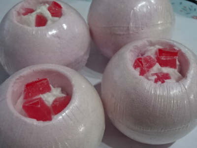 Bubbles and Beyond Peruvian Cherry Badebomben