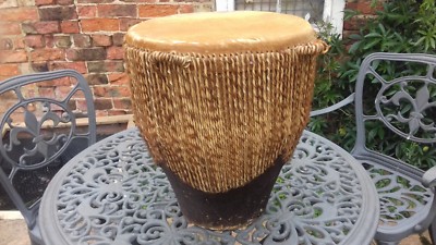 Vintage Afrikanische Trommel mit Rassel innen Erbsen Tierfell Stammesgriffe 40 cm H