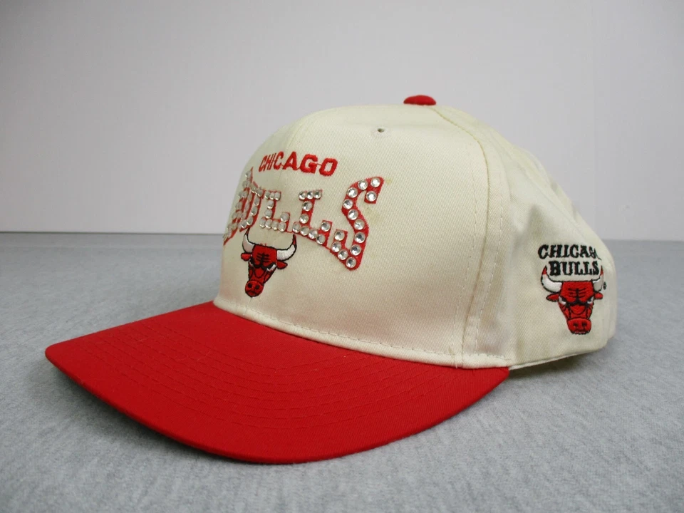 DE COLECCIÓN Chicago Bulls Sombrero Snap Back NBA Blanco Estrás Logo Lateral Años 90 G Gorra Foto 4 de 4