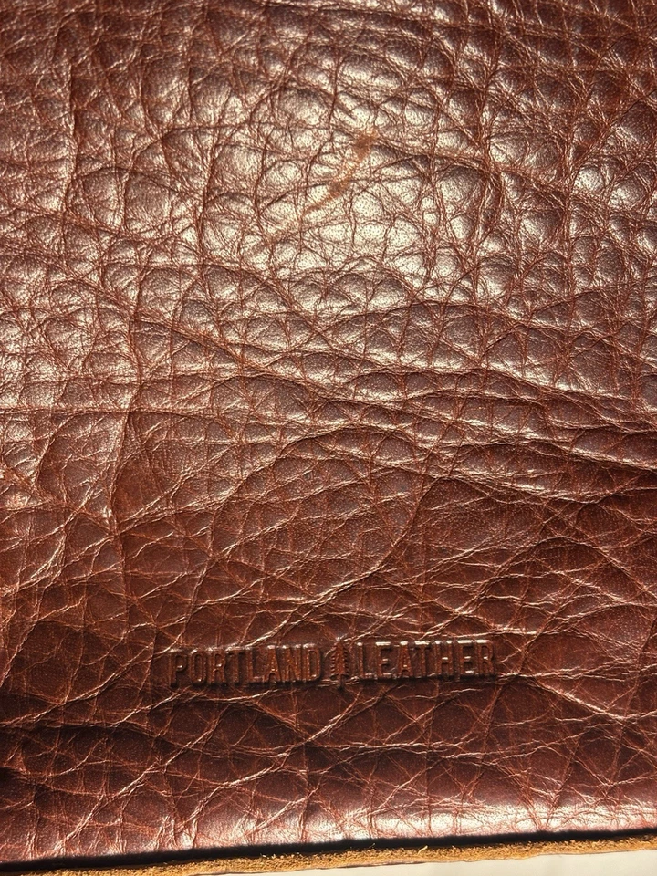 Cartera bandolera pequeña de cuero Portland marrón Foto 4 de 4