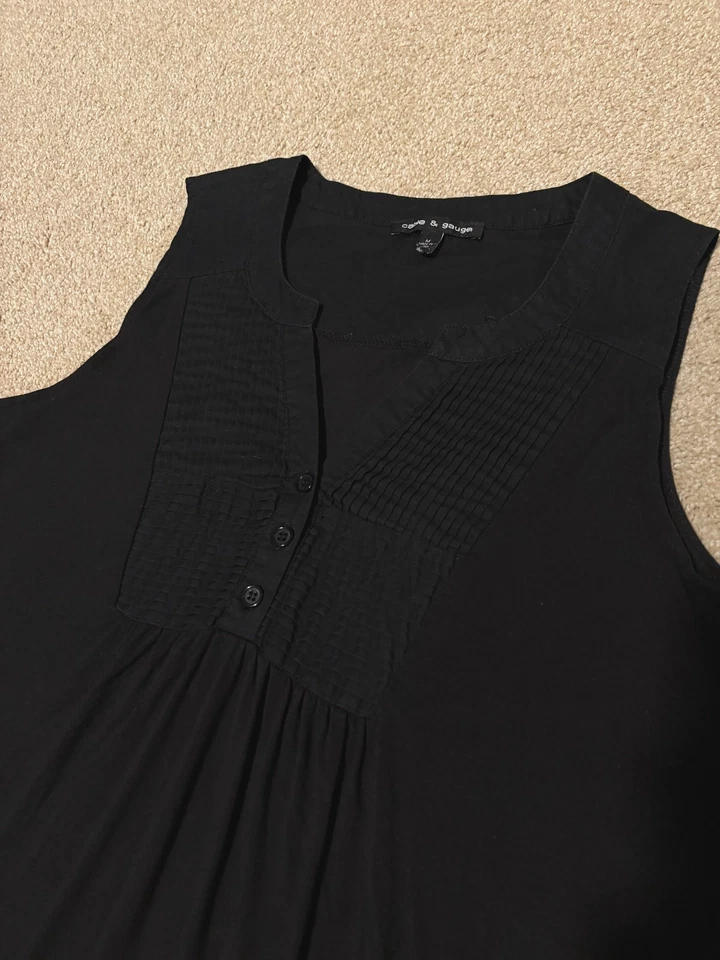 Blusa sin mangas para mujer Cable & Gauge cuello en V volantes plisada 3 botones negra, talla M Foto 3 de 4