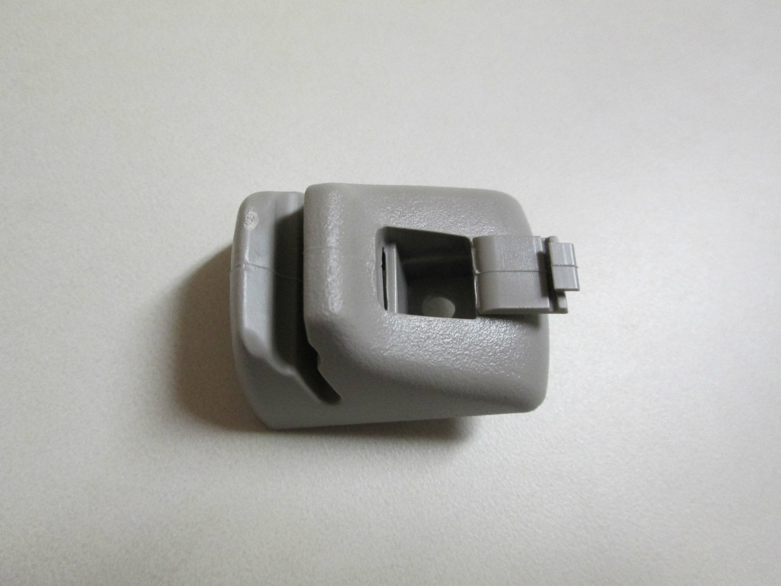 20002004 FORD FOCUS SUN VISOR RETAINER CLIP GREY COLOR YS4Z5404132AAA