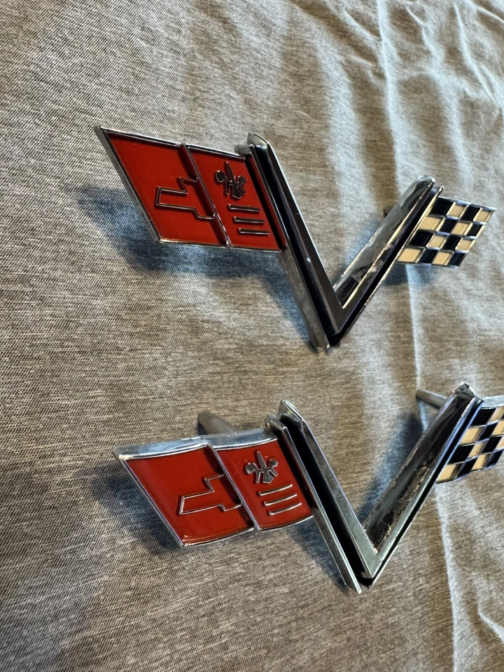 NUEVO - CHEVROLET IMPALA SS 1967 EMBLEMA V8 DELANTERO FABRICANTE ORIGINAL CHEVY '67 Foto 2 de 4