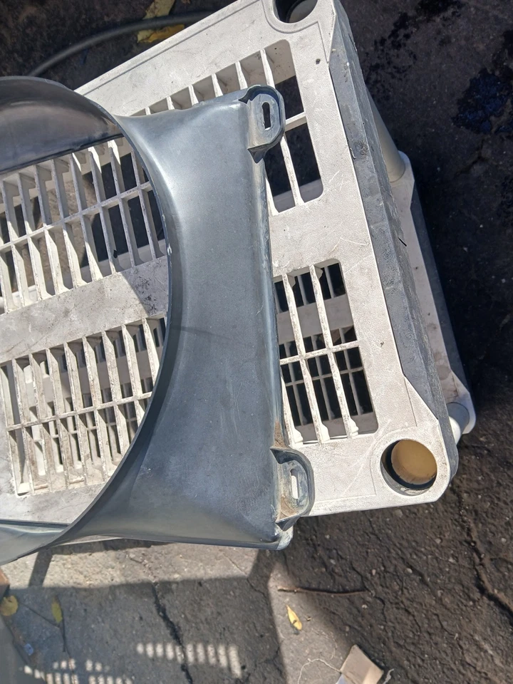 MAZDA 正品 B2200 B2000 1986 - 1993 Radiator 冷却 SHROUD F241-15-211 保护套 — 第 3/4 张图片