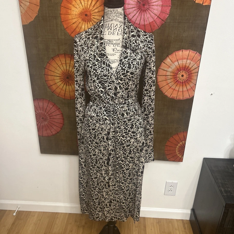 Vestido envolvente 100 % seda Diane von Furstenberg con raro patrón de firma “Diane” talla 4 Foto 2 de 4