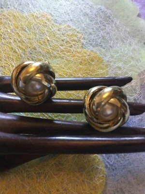 Jolies boucles d'oreilles doré signé R.R. perle nacrée très couture en bon état. - Photo 1/4