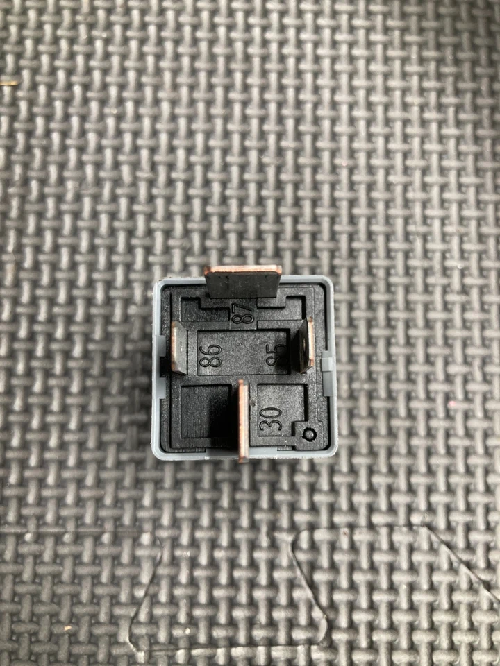 95-23 Audi A6 Quattro Front/Rear Power Relay Control Module 4 Pins OEM 8D0951253 - Image 4 of 4