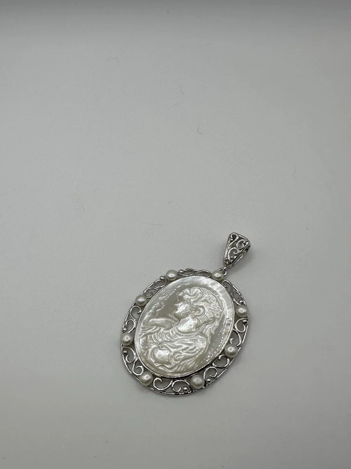 WHITE MOTHER-OF-PEARL&CULTURED FRESHWATER PEARL, RHODIUM OVR SILVR CAMEO PENDANT - Image 3 of 4