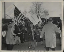 1949 Press Photo Fanick Airflex workers on strike - cvb10957