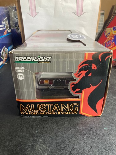 Ford Mustang 1976 Greenlight 2 sementales diecast - Imagen 2 de 4