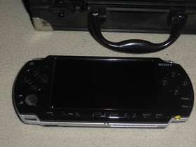 BLACK SONY PLAYSTATION PORTABLE PSP-2001 SYSTEM W EARBUDS CHARGER HARD CASE