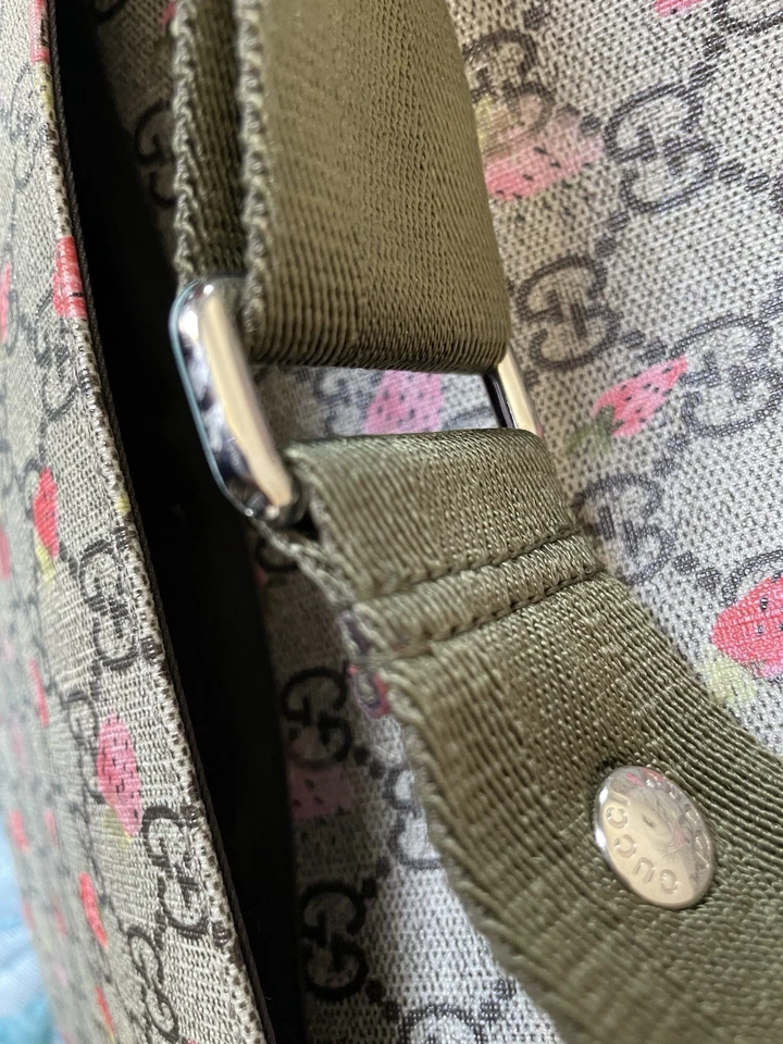 正品古驰 GG Supreme 草莓印花更换尿布袋 — 第 4/4 张图片