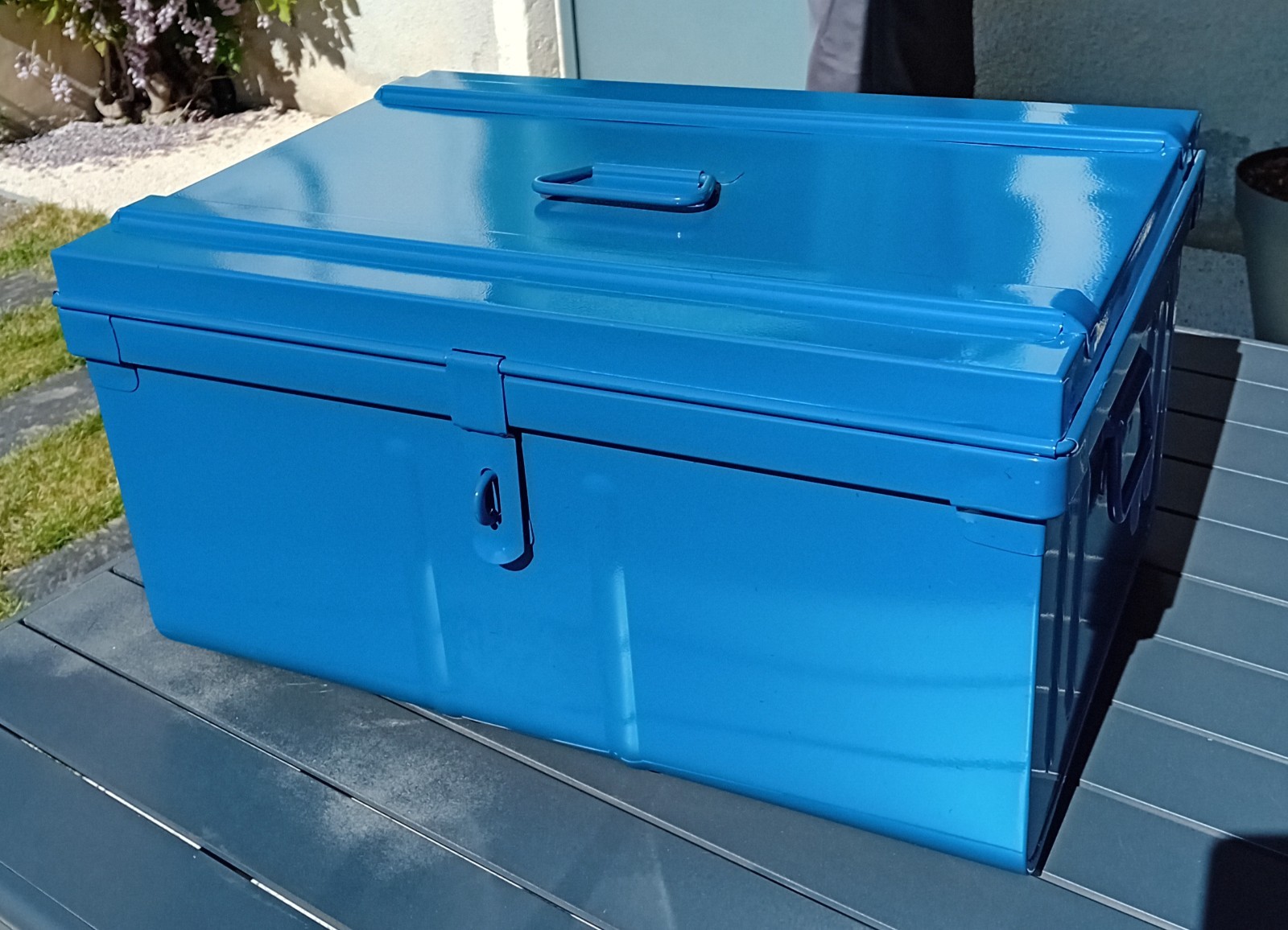Coffre de rangement métal bleu pour optimiser l'espace d'un studio urbain