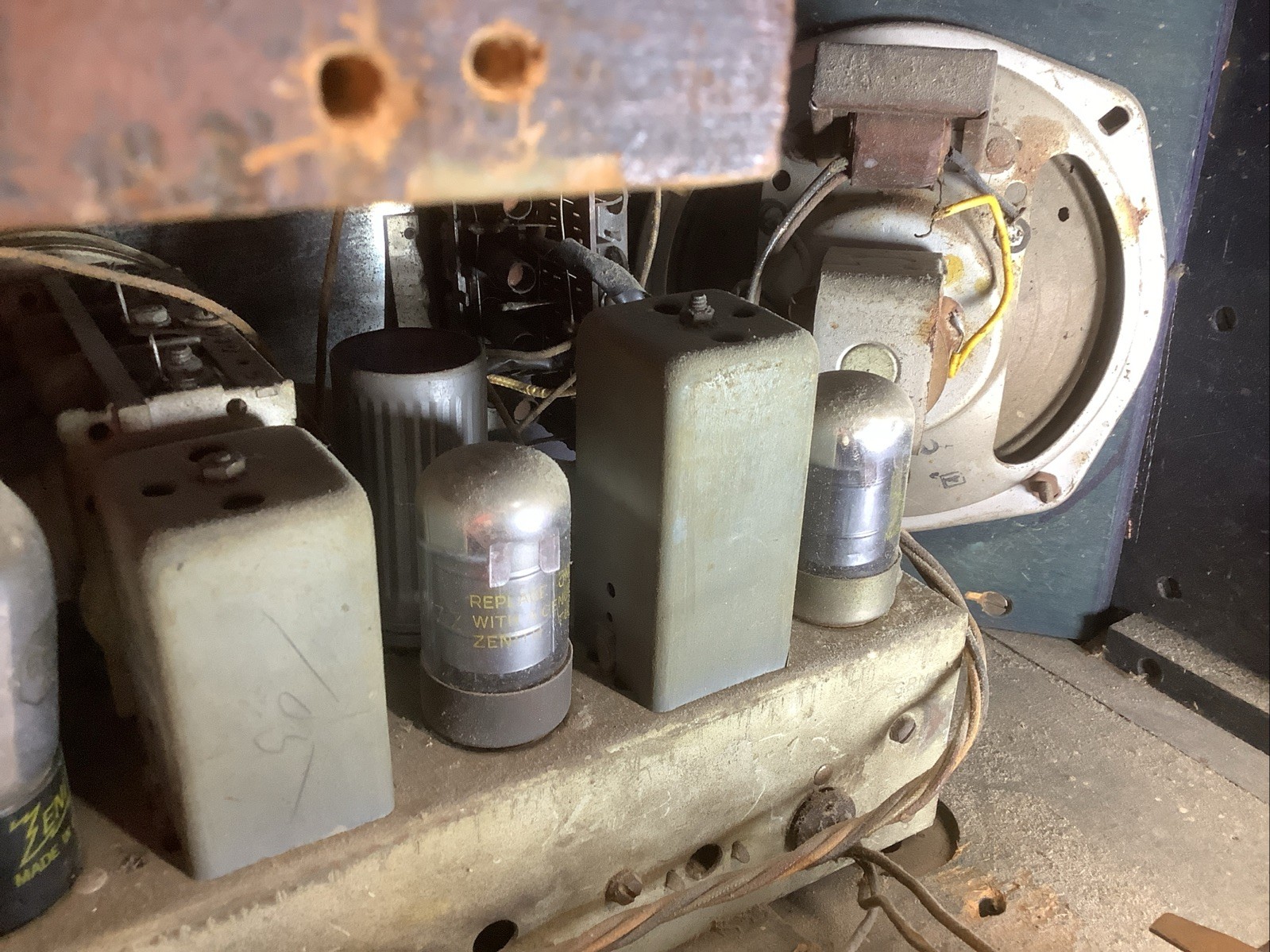 1942 ZENITH RADIO WOOD Model 7S633R Black Dial SW BC Multi Bands Automatic Solid