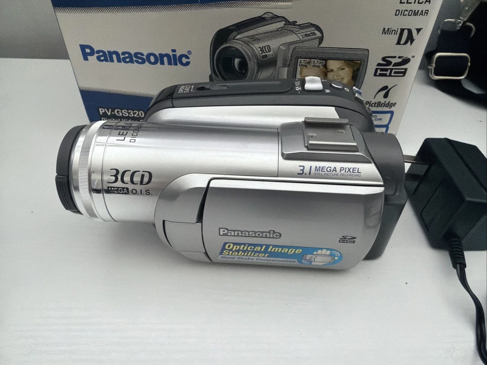 Panasonic PV-GS320 3CCD MiniDV Camcorder No Power - Image 3 of 4