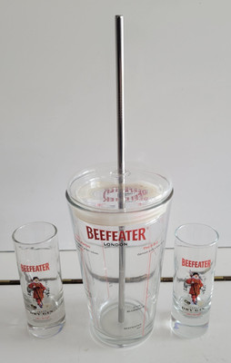 BEEFEATER GLASS COCKTAIL MIXER WITH RECIPES AND 2 SHOT GLASSES 5.75 INCH 14 OZ