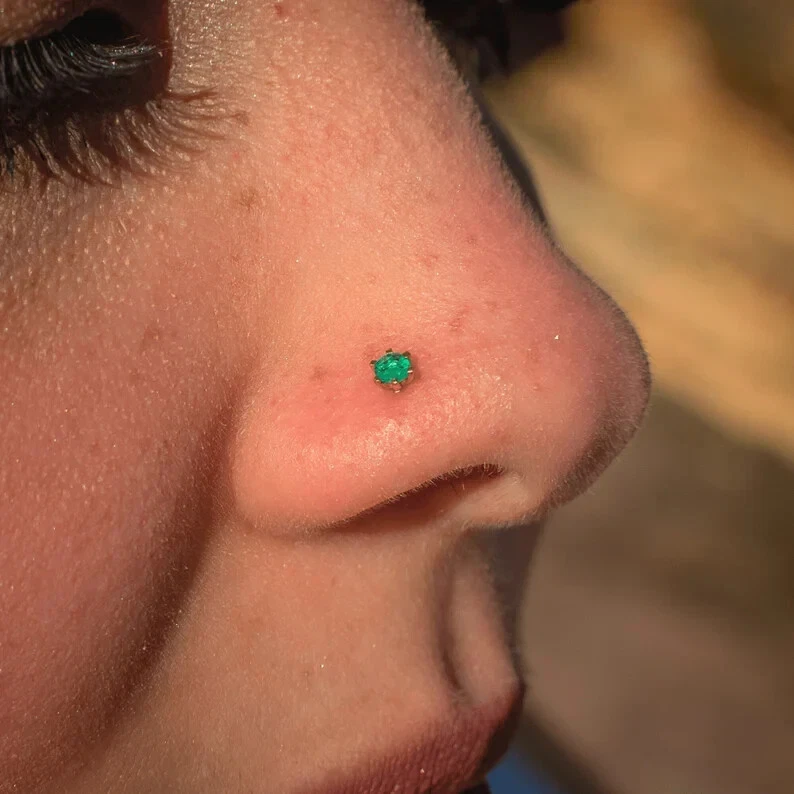 Pin perforador de perno con tornillo de nariz tragus hélice esmeralda natural de 0,05 quilates de oro amarillo de 14 quilates Foto 3 de 4