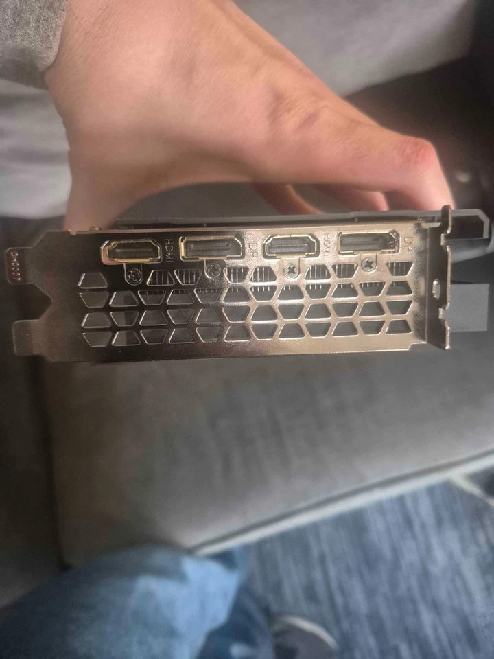 Tarjeta de gráficos GIGABYTE GeForce RTX 3060 Eagle OC 12G (REV2.0), 2x ventiladores WINDFORCE Foto 4 de 4