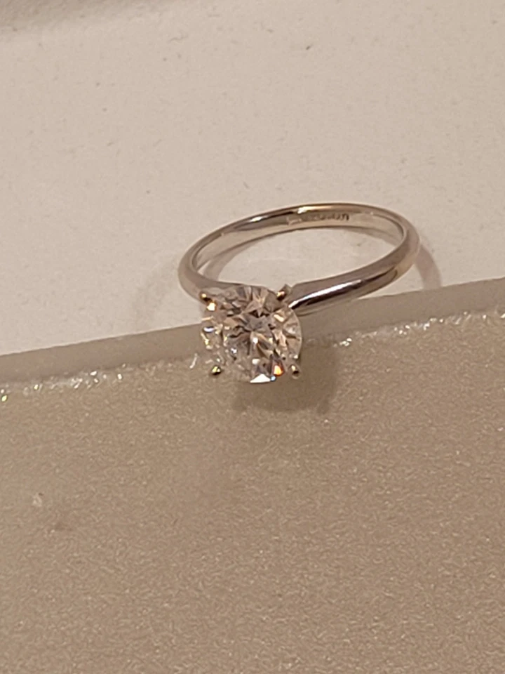 Anillo de diamantes naturales de oro blanco de 14k de 2,00 quilates. Valorado en $10,000. Foto 4 de 4