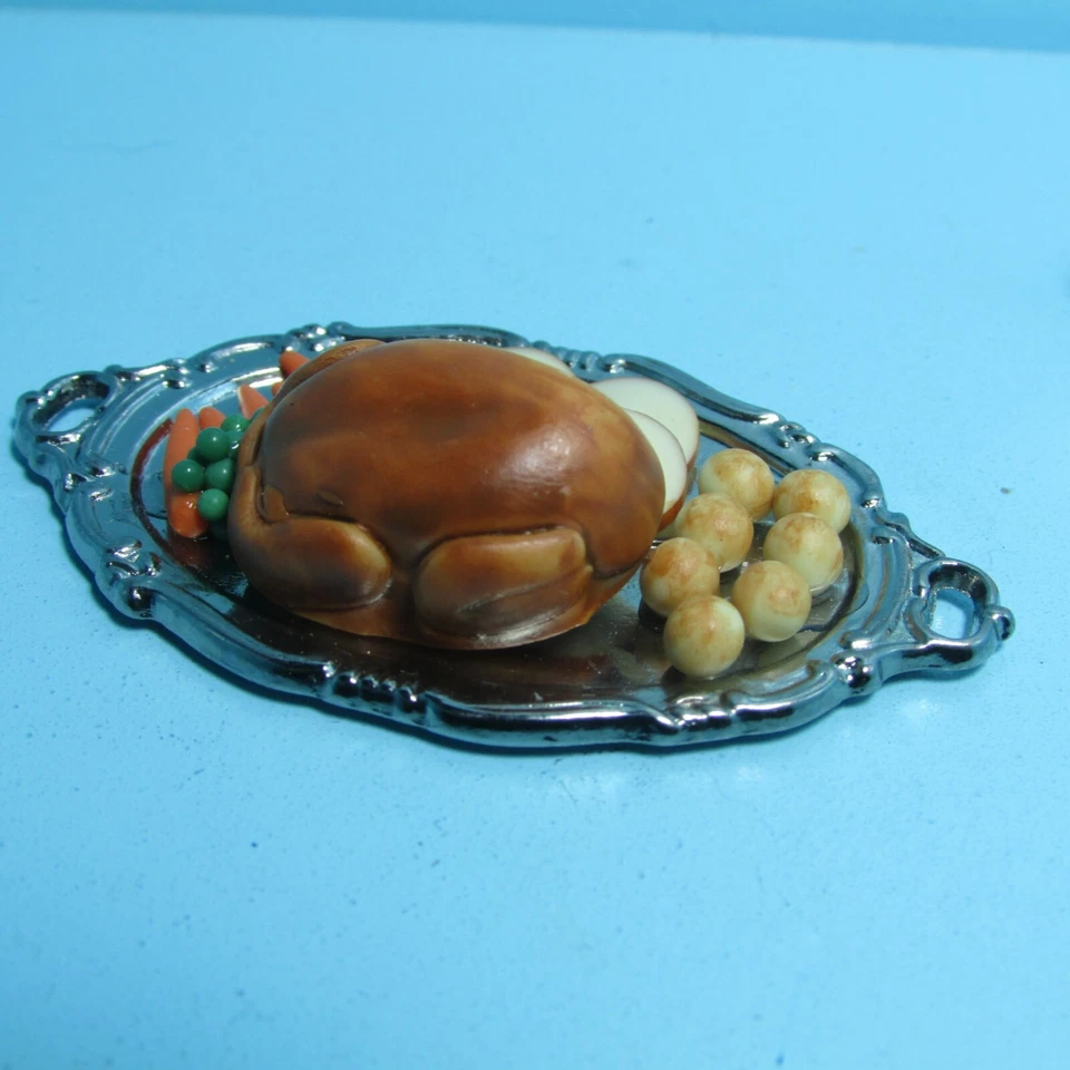 Cena de pavo miniatura para casa de muñecas con papas y zanahorias en plato IM66024 Foto 2 de 4