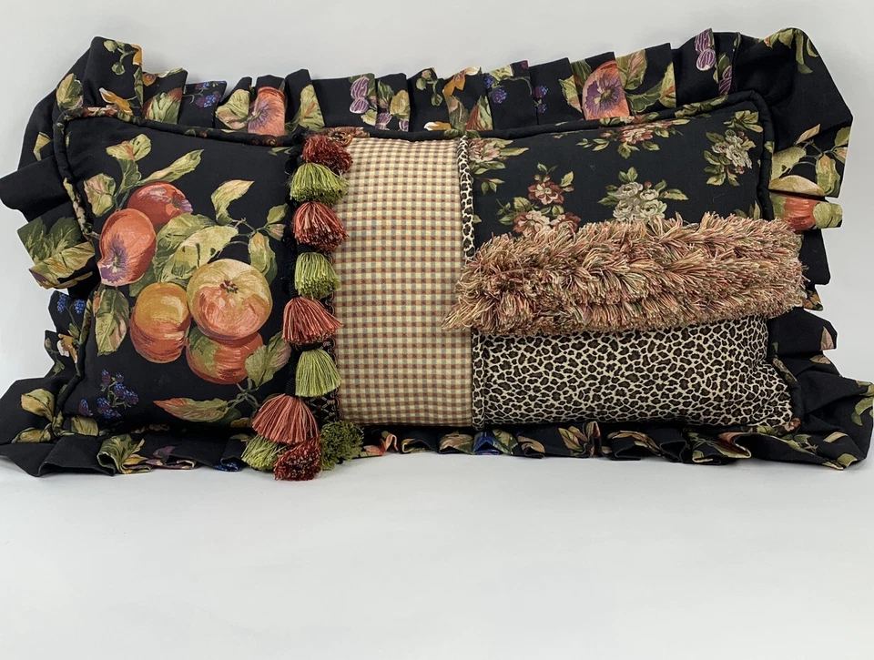 Almohada decorativa a cuadros con flecos y borlas con estampado de animales florales hecha a medida negra Foto 2 de 4