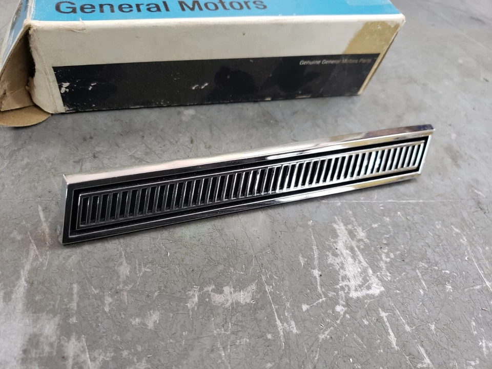 Nuevo de Lote Antiguo 1969 Buick Electra Lesabre Guardabarros Derecho Emblema Ventiport Trim Piece Foto 2 de 4