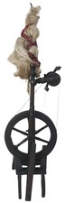 Antikes handgefertigtes Spinnrad mit Rocken