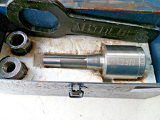 Clarkson Autolock chuck on R8 taper with 2 collets 3/4" and 25 mm