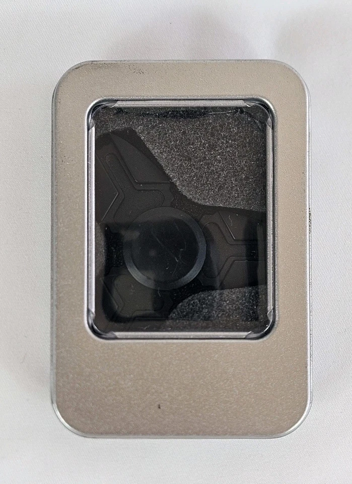Tri-Wing Fidget Spinner de Metal Negro - Giro Suave, Diseño Duradero con Estuche Foto 2 de 4