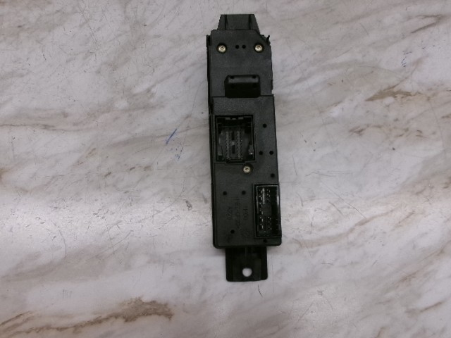 501201310003 03 to 13 Maserati Quattroporte Right Front Door Window Switch