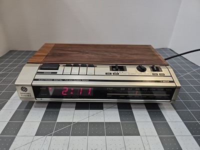 General Electric GE FM AM Digital Clock Radio Wood Grain Vintage Silver 7-4634
