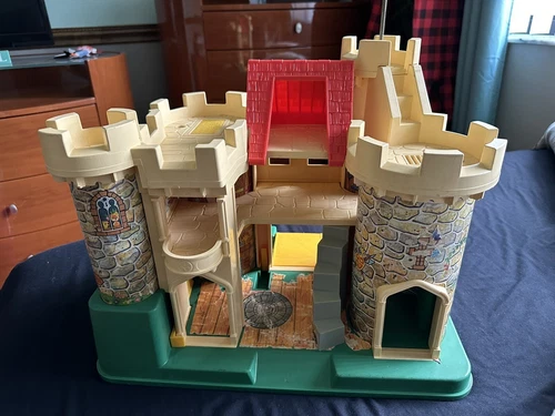 Fisher Price 1974 Vintage Little People Play Family Toy Castle #993 with people