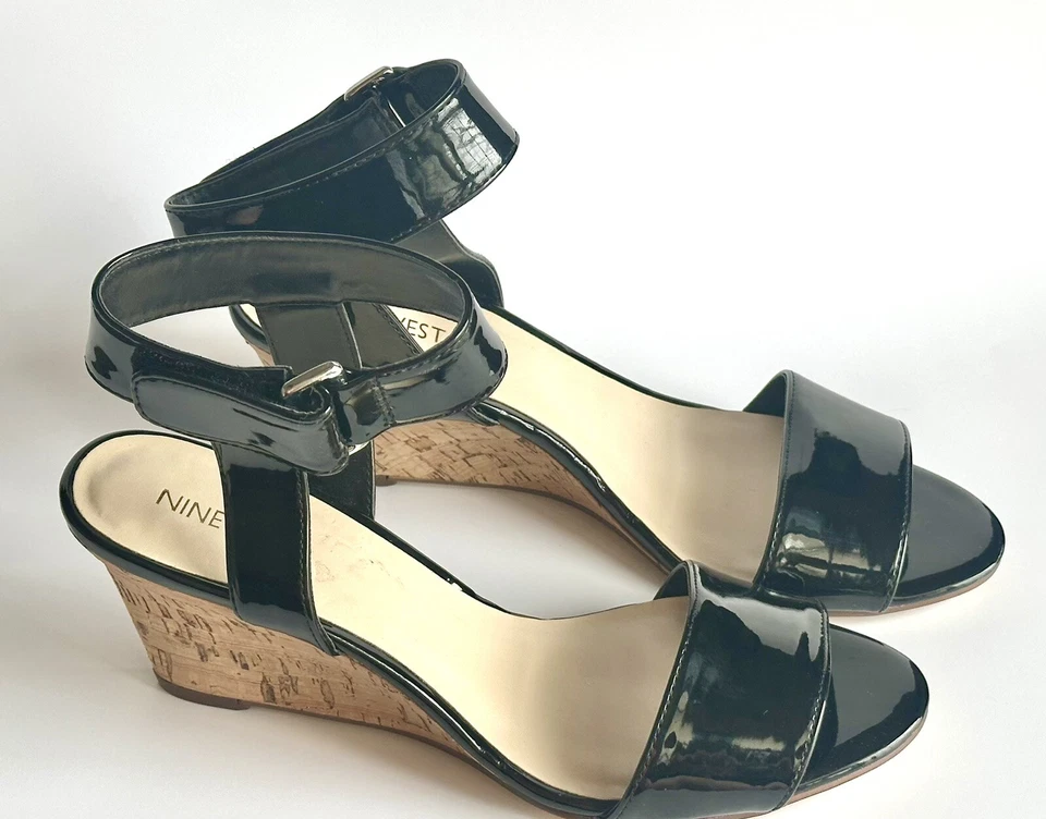 Sandalias Nine West Riley Mujer 9.M Negro Patente Look Hechas por el Hombre Cuña Correa al Tobillo Foto 2 de 4