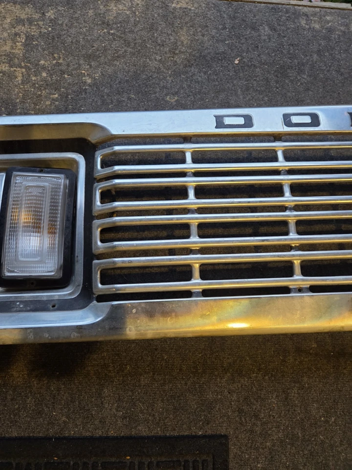 1977 年道奇皮卡车烤架信号灯 D150 D250 原始设备制造商 — 第 3/4 张图片