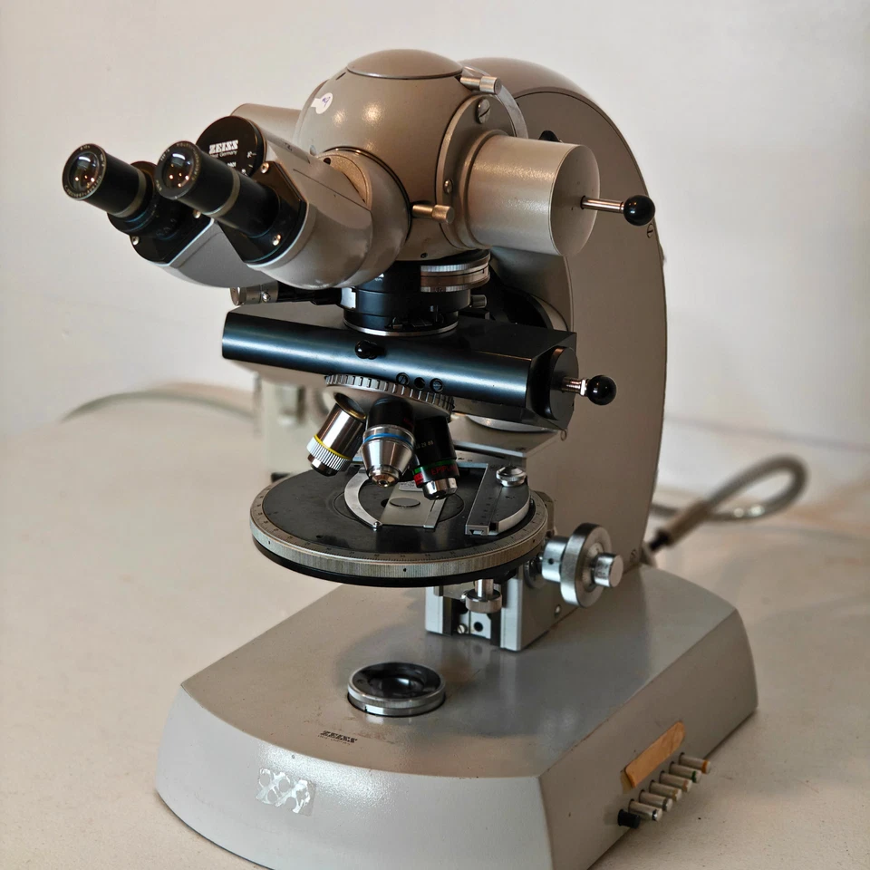 Microscopio ZEISS Universal III RS con 4 objetivos, puerto trinocular, luz de fibra Foto 2 de 4