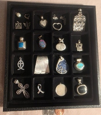 Menge 21 Vintage Sterlingsilber Anhänger, Charms, Display ist enthalten, kostenlos