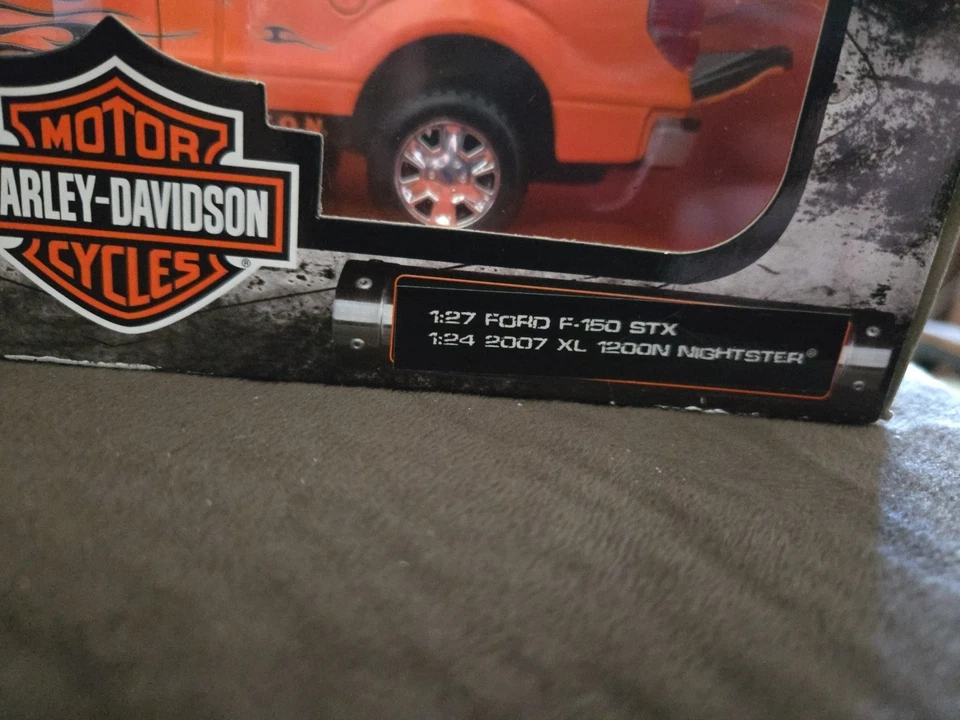Maisto 2010 Ford F-150 STX Harley Davidson Die Cast with Motorcycle, Scale: 1/27 - Image 3 of 4