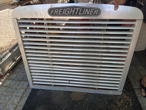 Freightliner FLD 112 'Old Style' Grille - P/N A17-12131-000 Used