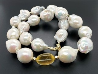 NECKLACE 375/ GG WITH SWZP BK/GOLD LEAF DUPL. BEH. & HEMATITE BEH. JEWELLERY HUNT